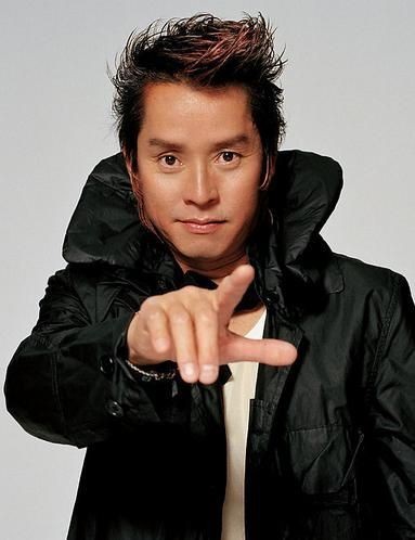 75岁谭咏麟：台上“25岁”教父，台下“渣男始祖”真相