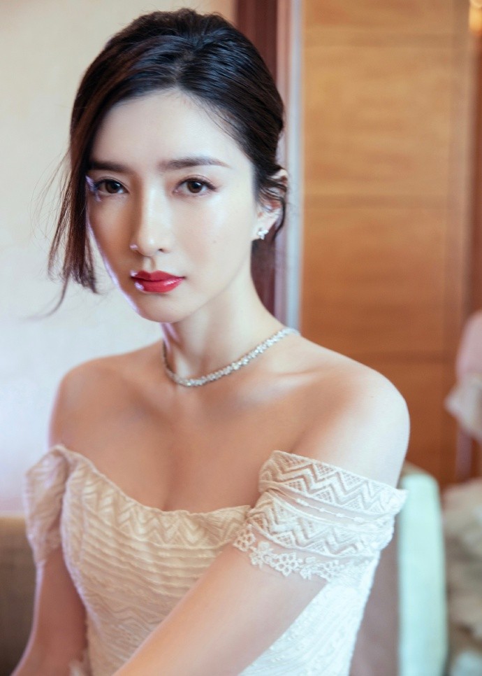 “呵呵”反击！江疏影惨遭谣言淹没，40岁凭新作打脸全场