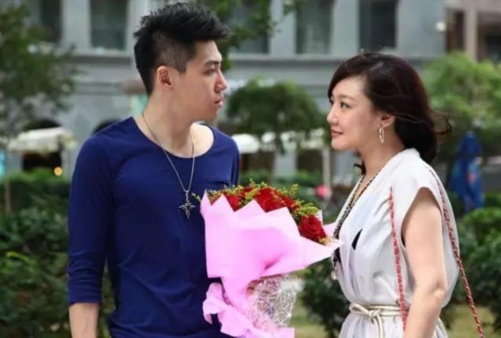 从患难白月光到自卑前女友，胡歌情史里的两种错过