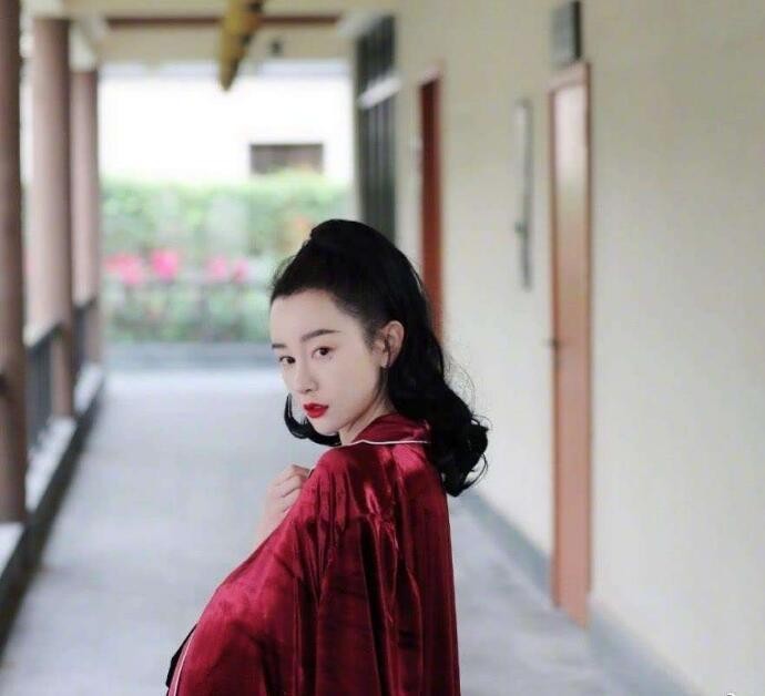 张檬淡出八年无戏可拍，转型直播年入数千万，一手好牌打烂后竟靠另一种方式逆袭了？