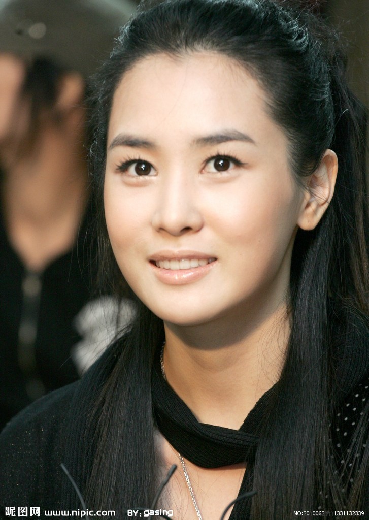 李多海豪宅直播遭群嘲，41岁拒绝生育的人生到底赢没赢？