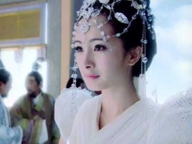 杨幂“养小鬼”辟谣：顶流女星的玄学劫数