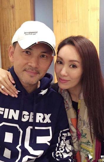 林文龙庆生曝光近况，57岁两鬓斑白，郭可盈被嘲“下嫁”22年后活成这样