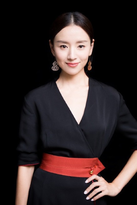 隐身的名字不隐身，46岁董洁靠演技与直播破局翻红