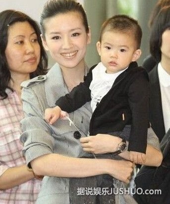 隐身的名字不隐身，46岁董洁靠演技与直播破局翻红